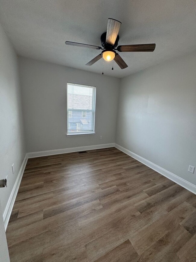 Building Photo - Immaculate End Unit Townhouse