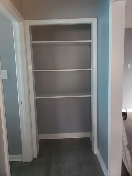 Building Photo - 516 S Hennessey St