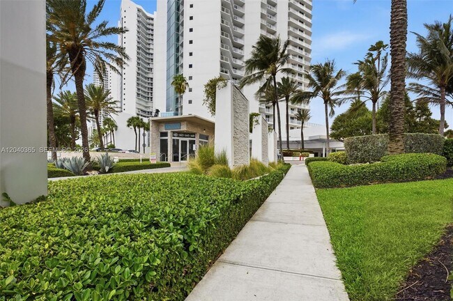 Building Photo - 16500 Collins Ave