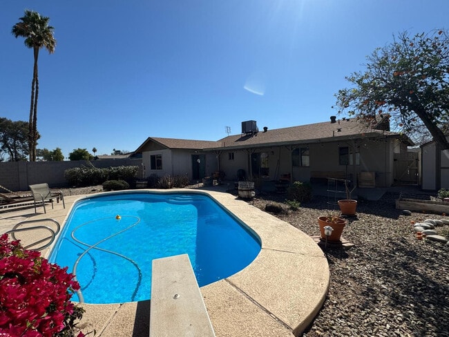 Building Photo - 2058 E Fremont Dr