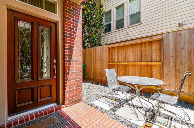 Building Photo - Furnished Montrose rental close to everyth...