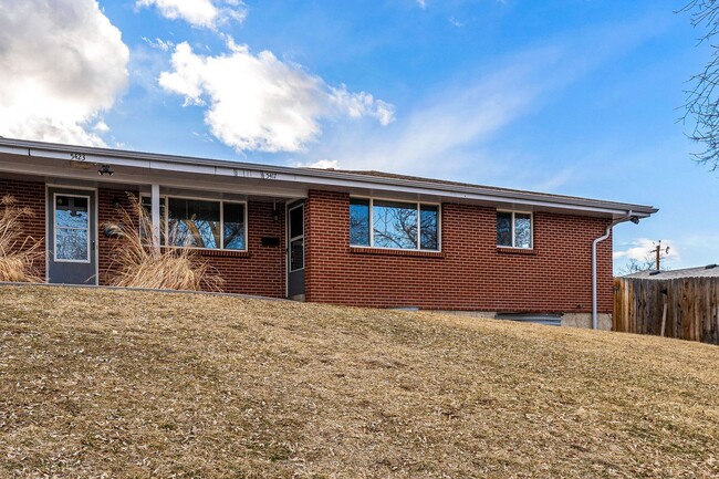 Building Photo - Littleton Townhome, Large Recently Renovat...