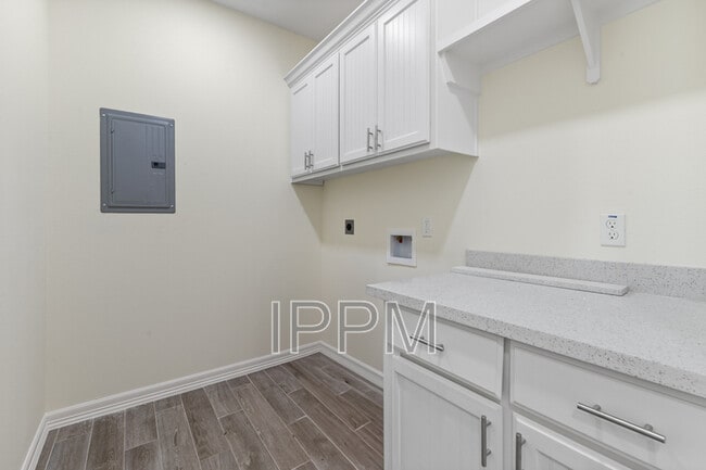 Building Photo - 485 Trumpet
