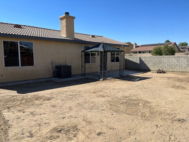 Building Photo - 3 bedroom 2 bath home with large yard available in Adelanto!