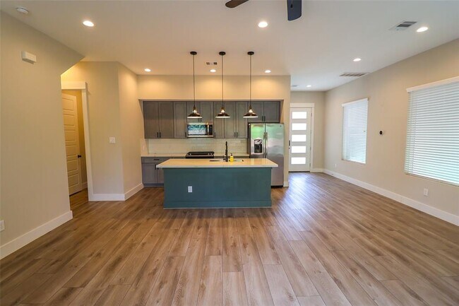 Building Photo - 5213 Pinemont Creek Ln