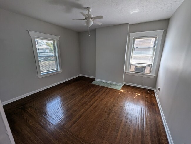 Building Photo - Spacious! 4-Bed and 2-Full Bath Unit with Bonus Room, Garage, Large Backyard
