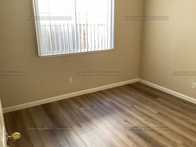 Building Photo - Large family home in desirable area