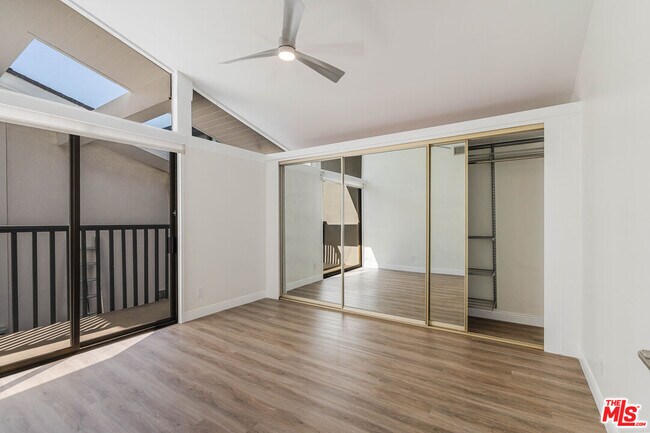 Building Photo - 2308 The Strand