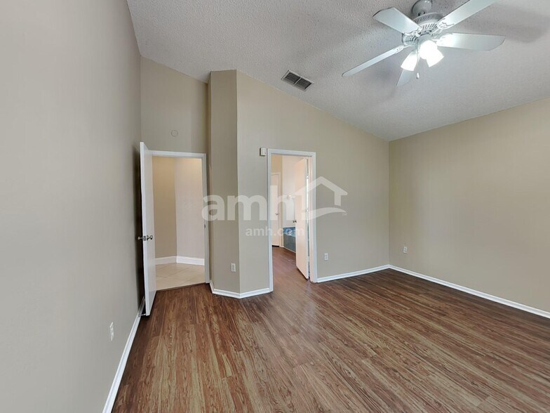 Building Photo - 1401 Crawford Dr