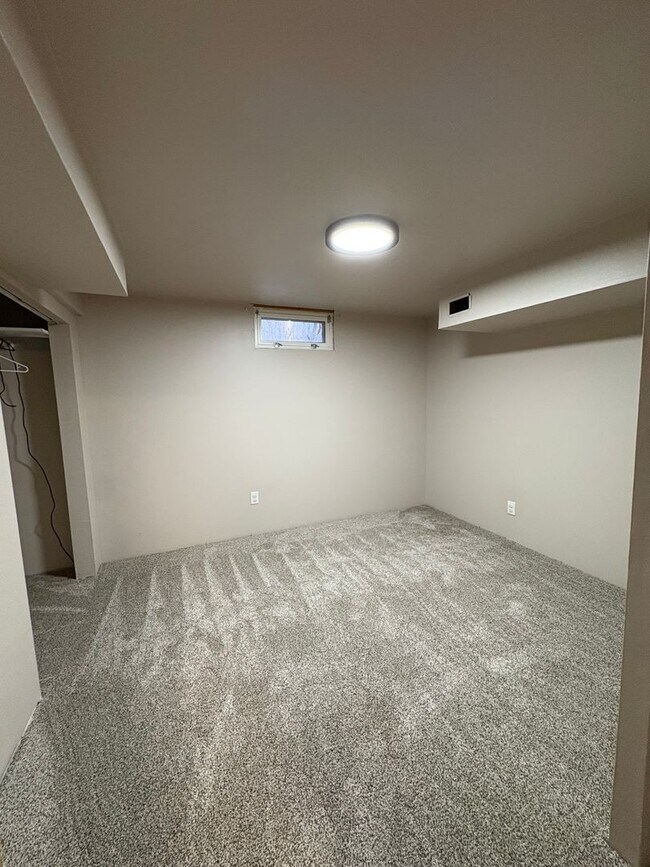 Building Photo - 4 Bedroom Home