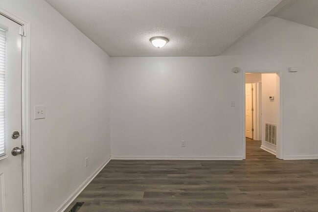 Building Photo - *Cute 3 BR 2 BA Home in Goldsboro* Minutes from SJAFB