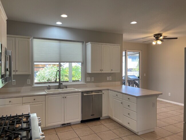 Building Photo - 13493 SE Rolling Meadows Dr