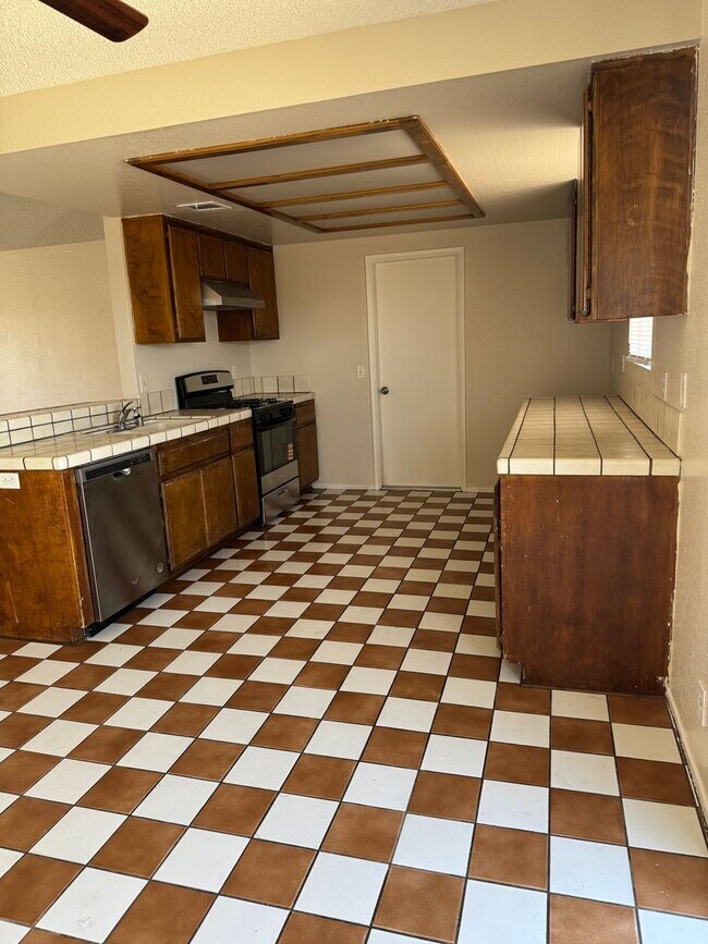 Building Photo - Apple Valley- Four Plex- 2 Bedrooms, 2 Bat...