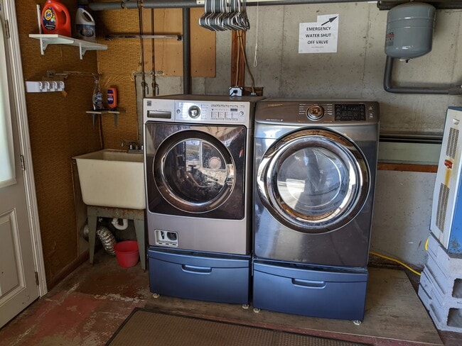 Building Photo - 907 Hooper Rd