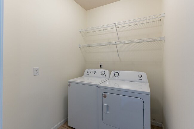 Building Photo - Huge 3 Bedroom, 2 Bath Town Home in SW Col...