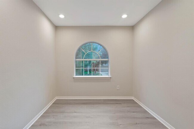 Building Photo - 18 N Queenscliff Cir