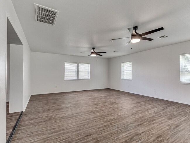 Building Photo - $300 0ff your move in for October 1st! All...