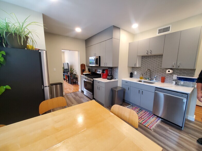 Building Photo - 1914 Beacon St