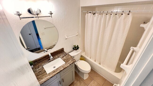 Building Photo - Charming 2-Bedroom Home with Solar Panels ...