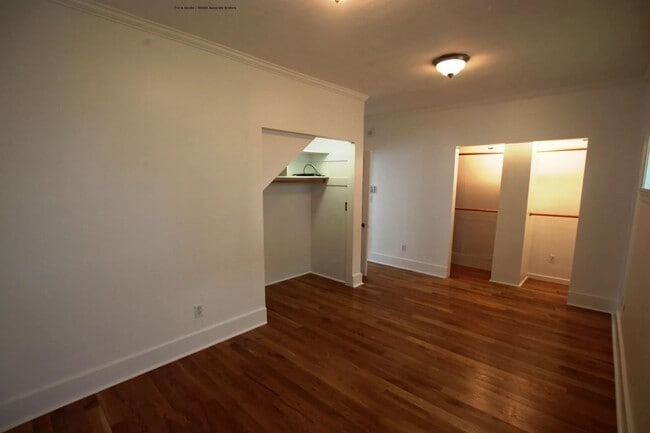 Building Photo - Lovely Craftsman Style Home Ballard !