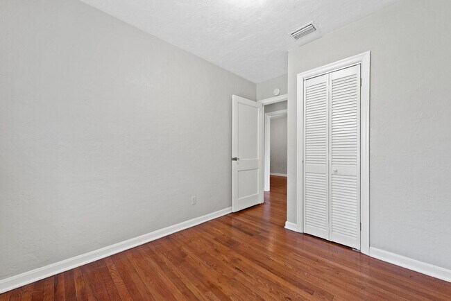 Building Photo - Updated 3/2 House with Bonus Room in Lake ...