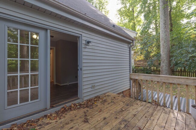 Building Photo - 3 Bed 2 Bath near Lake Jeanette