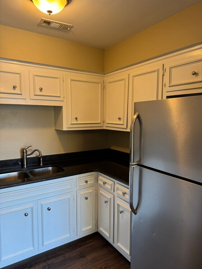 Building Photo - 5807 Brentwood Trace