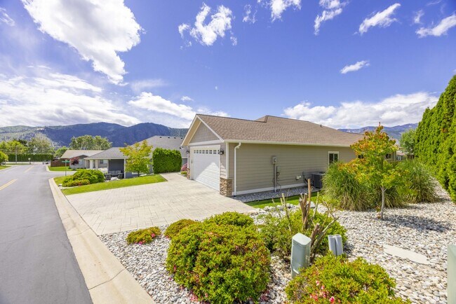 Building Photo - 3 Bedroom, 1.75 Bathroom Home in The Village at Lake Chelan