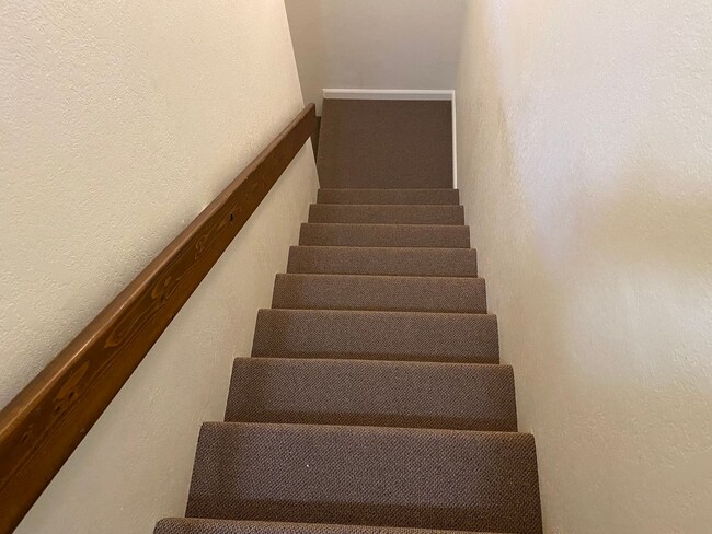 Building Photo - Kingsbury Greens HOA 2 bedroom 1 1/2 bath in Alta Sierra