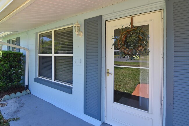 Building Photo - 919 Viscaya Blvd