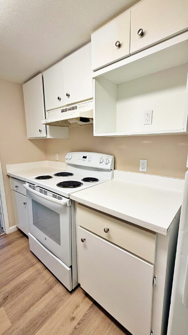 Building Photo - TOTALLY REFURBISHED 2 Bed 2 Bath Condo in Woodstream Falls. NEW Paint NEW Carpet & Flooring. Spac...