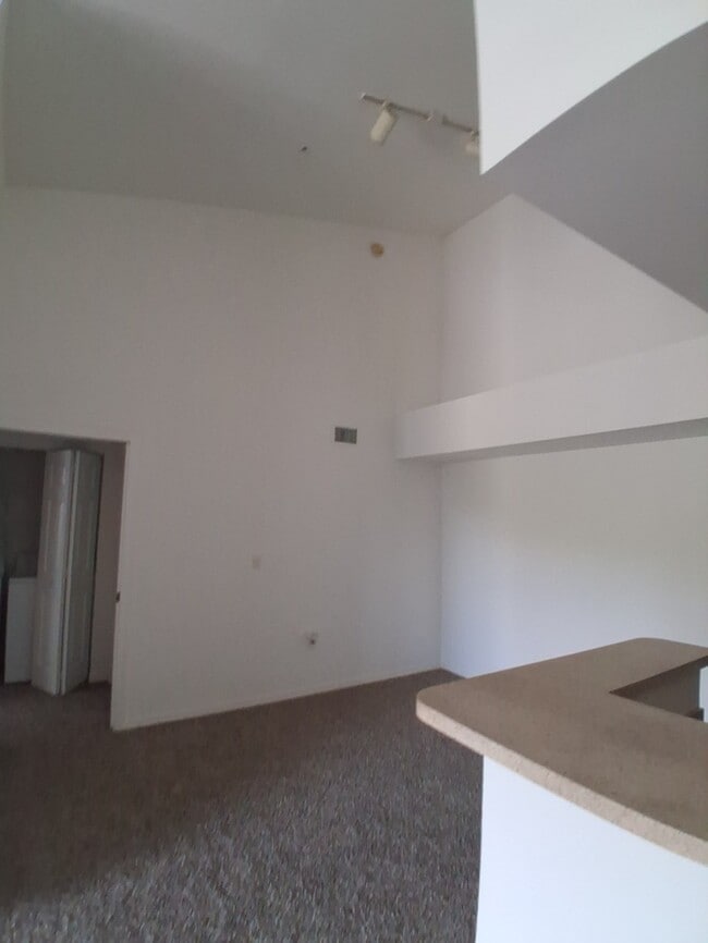 Building Photo - Cozi, breezy condo unit.