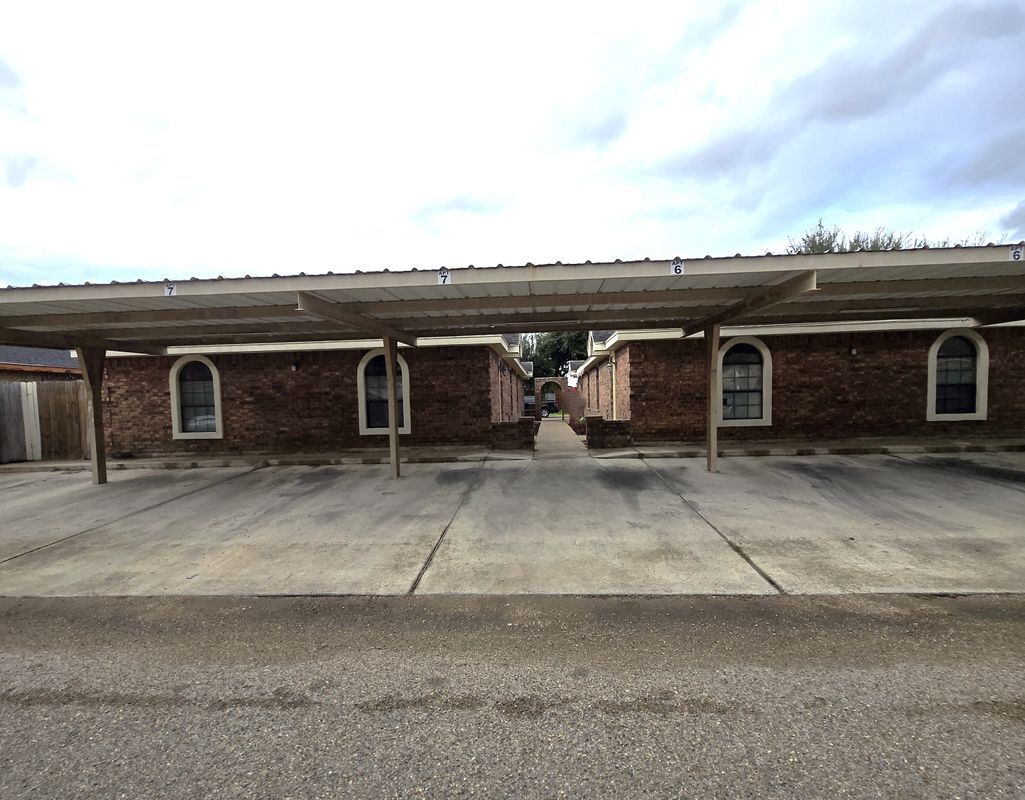 Building Photo - 2020 Aruba Dr