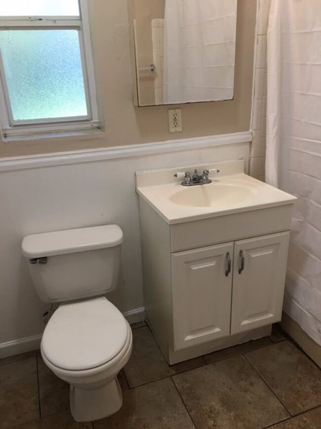 Building Photo - 3 Bed 1 Bath Home | Pet Friendly | Washer Dryer Hook Ups | Section 8 Welcome