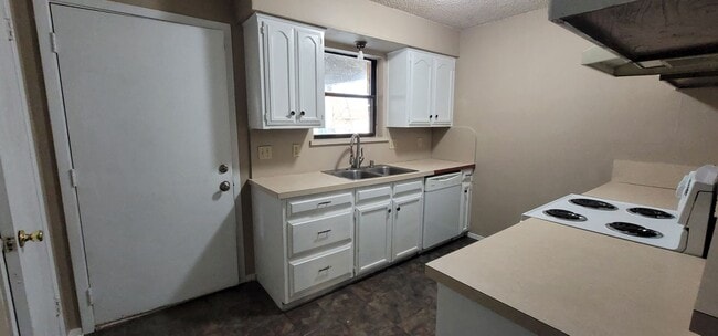Building Photo - 3 Bedroom and 2 Bath Duplex with Carport a...