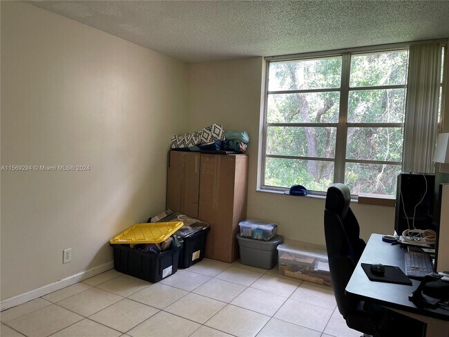 Building Photo - 9440 Live Oak Pl