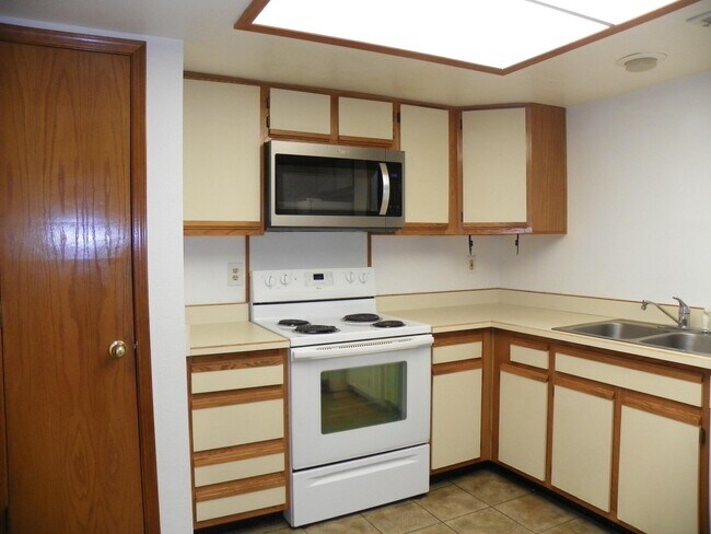 Building Photo - 813 Country Club Dr SE