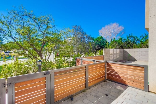 Building Photo - Mira Mesa 3 Bedroom Townhome!