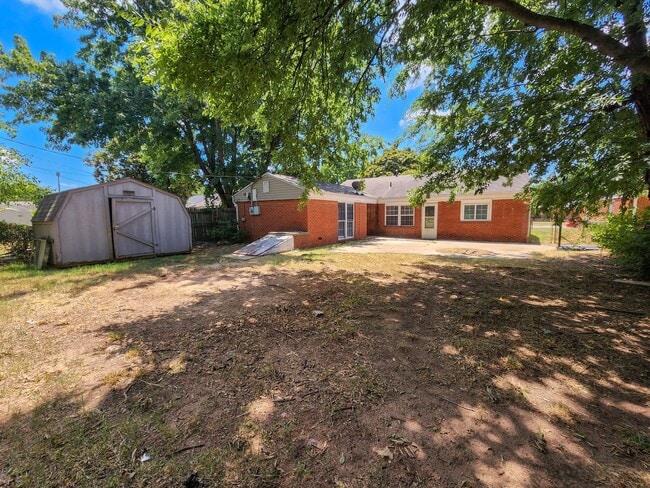 Building Photo - 3 Bedroom 2 Bath brick home in Shawnee