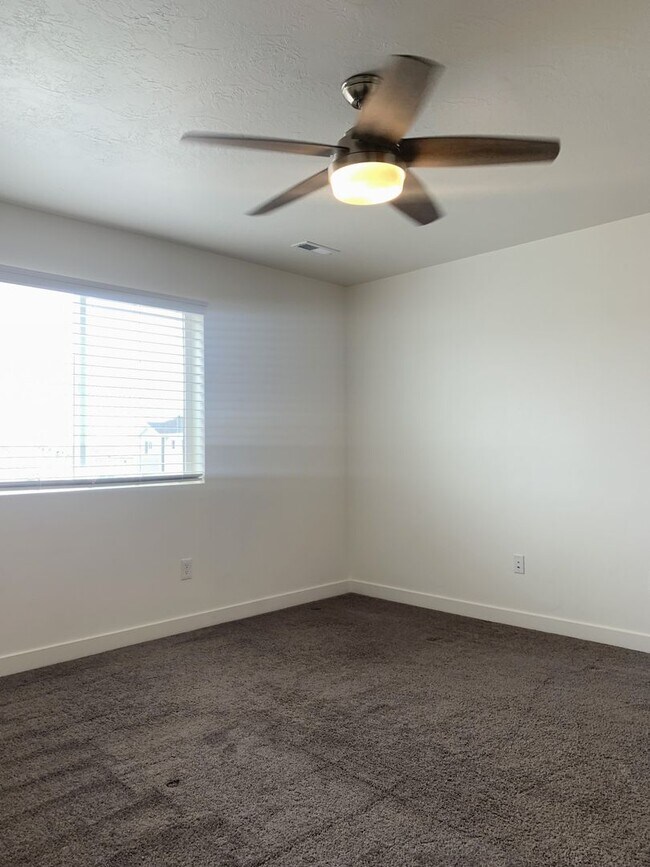 Building Photo - Move In & Get 2 Weeks Free! 3 Bed 2.5 Bath Townhome in West Haven