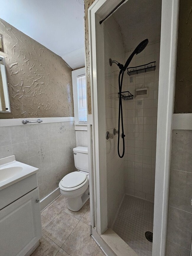 Building Photo - (4) Bed, (3) Bath with (2) Living Areas Av...