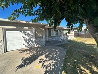 Building Photo - 3 Bedroom/1 Full Remodeled Bath Stockton Ca