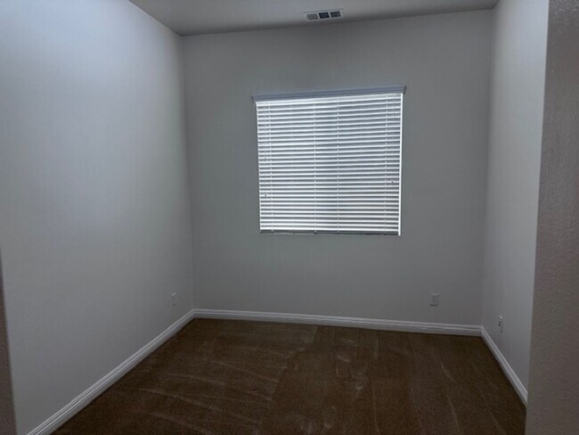 Building Photo - Excellent Extended Family home!