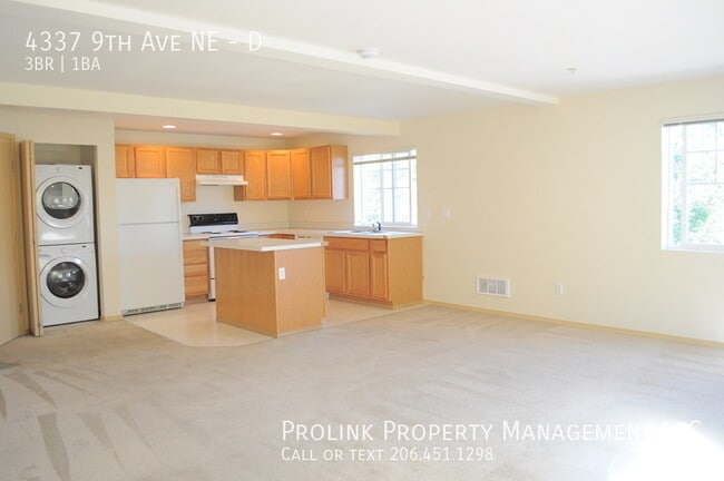 Building Photo - 4337 9th Ave NE