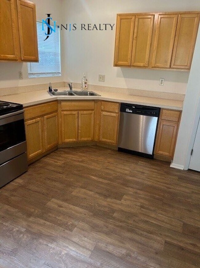 Building Photo - GORGEOUS 3/2 1200 sq ft home with FRESH PA...