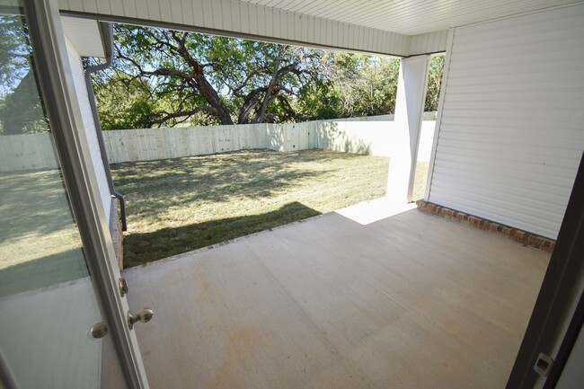 Building Photo - Gorgeous 4 Bedroom, 2 Bathroom Home in Far...