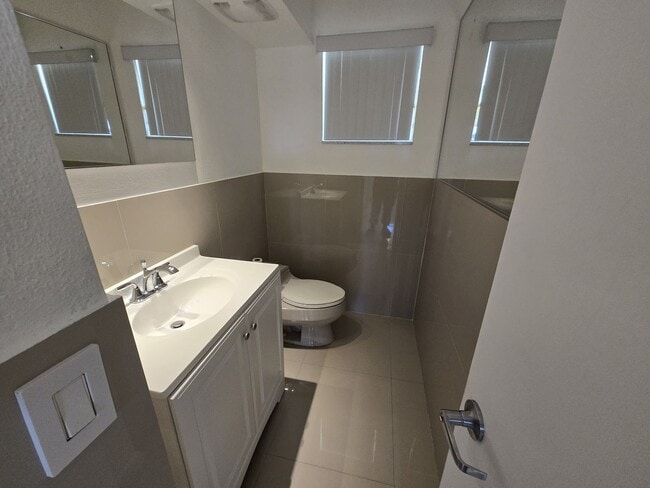 Building Photo - 2-Bed, 2-Bath Miami Condo in HOA Community – Pool, Laundry On-Site