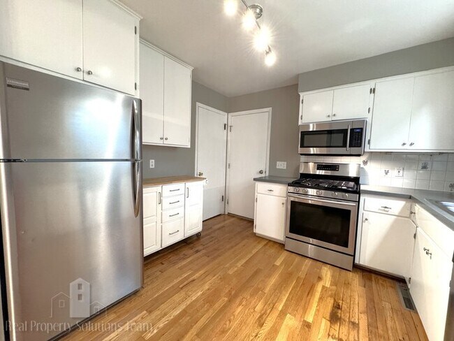 Building Photo - Two Story Home in Upper Arlington with att...