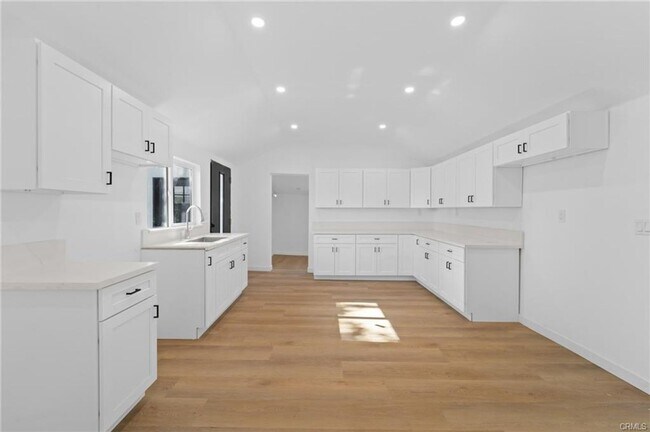 Building Photo - Beautifully remodeled 2-bedroom, 2-bath home, perfectly situated near CSUN