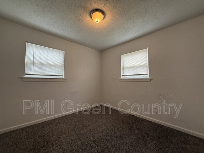 Building Photo - 5926 N Frankfort Ave